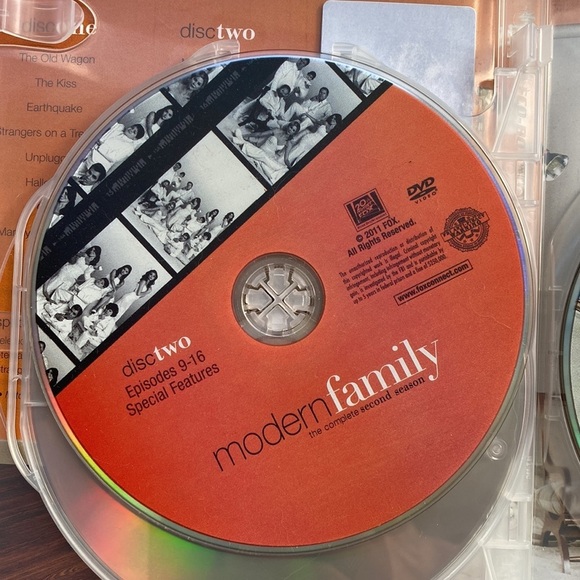 Modern Family Complete 2nd season - Picture 3 of 5